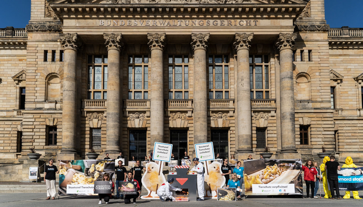 protest in front of the Federal Administrative Court